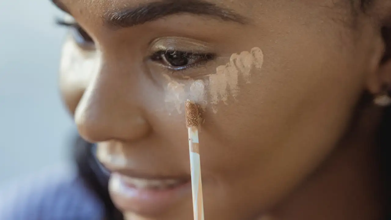 In this article, we will learn about skin tone, undertone, and different types and uses of concealers to help you pick the right one. 